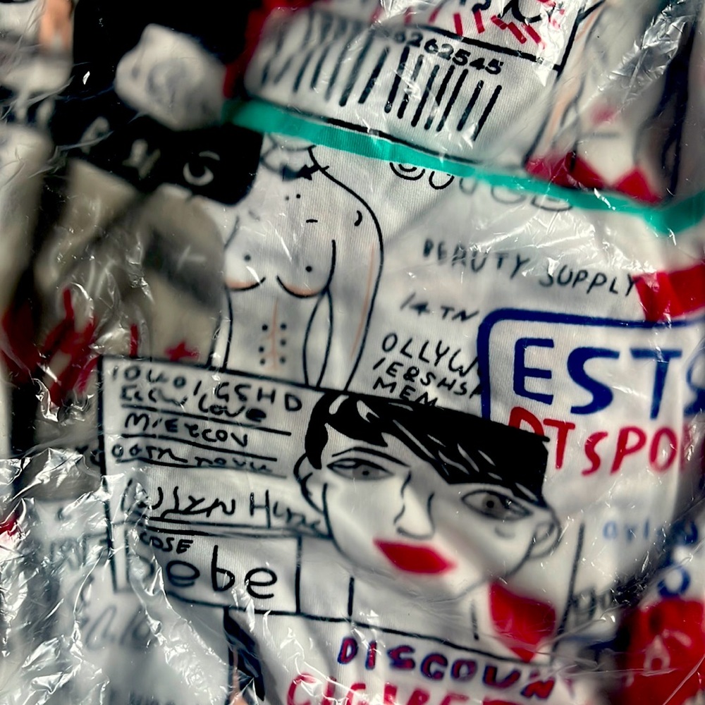 Printed unopened T-shirt